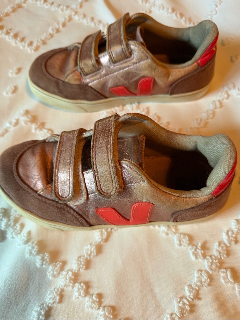VEJA Girls Sneakers — US 2 / EU 33